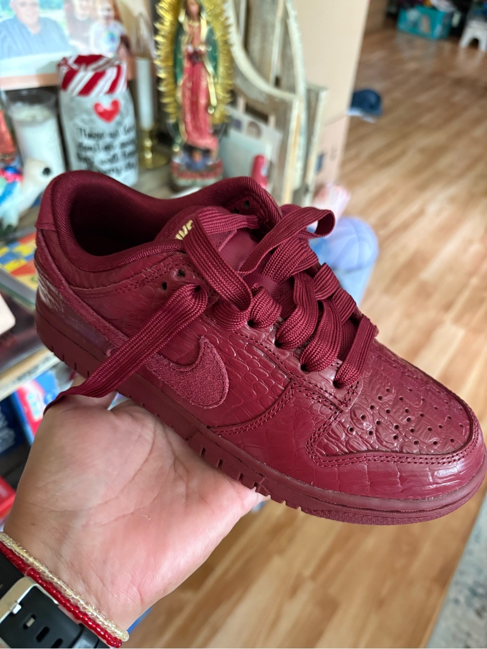 BRAND NEW! Nike Women's Maroon Low-Top Sneakers with Gold Logo - Picture 6 of 8